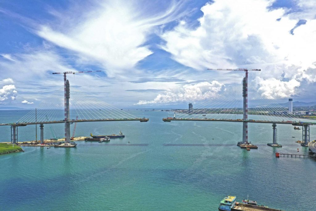 El puente de Cebú-Cordova (Filipinas) conectado a los vanos de acceso.