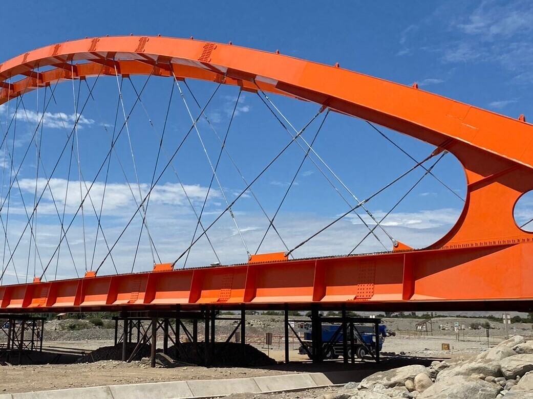 Terminando el Puente de Chamorro en Perú.