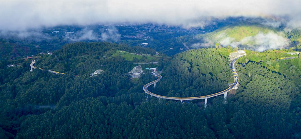 Iván Duque Márquez,  Presidente de Colombia,  inaugura el viaducto Yarumo Blanco en la Cordillera Central.