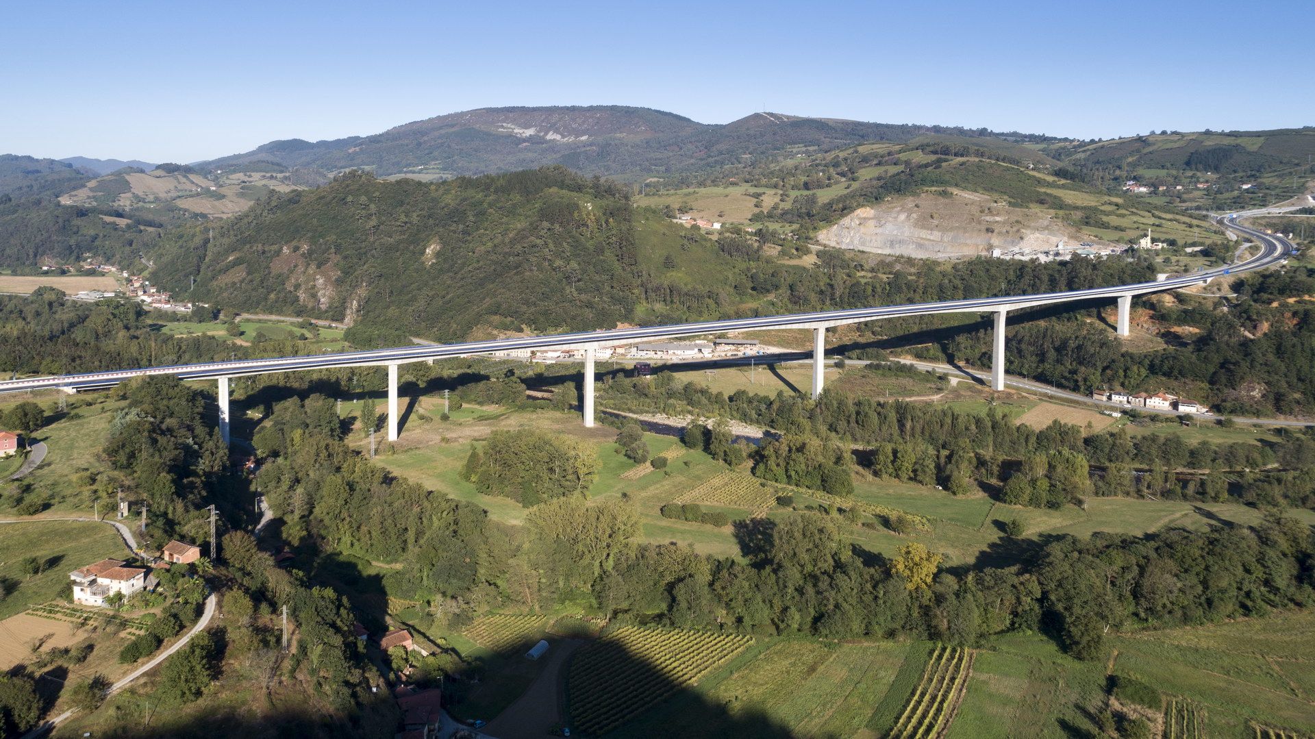Puente sobre el río Narcea. Asturias. España. 2017.