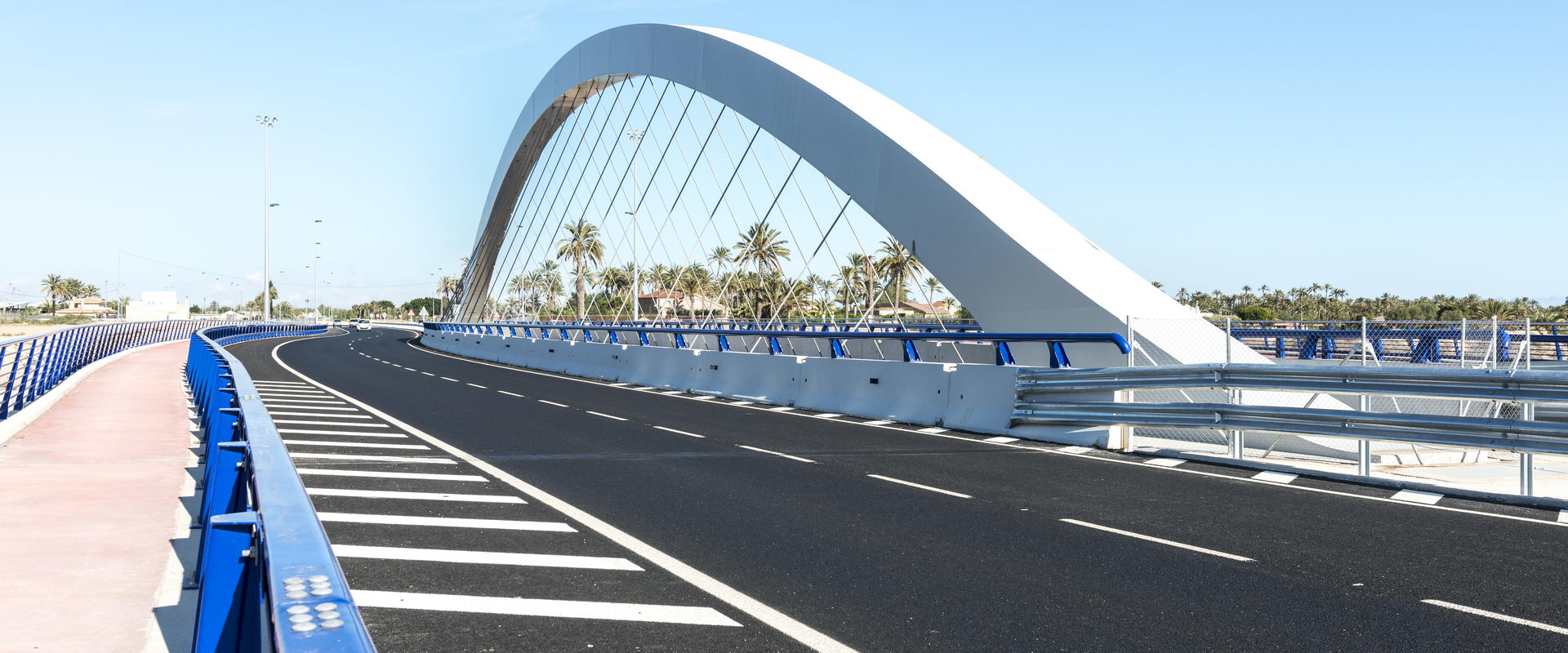 Puente sobre el río Vinalopó en la ciudad de Elche. Alicante. España. 2015.