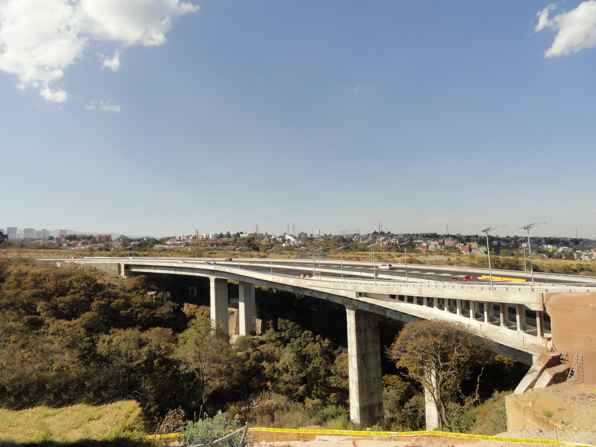 Supervía Poniente – Puente 1. Ampliación Av. de los Poetas. México. 2012.