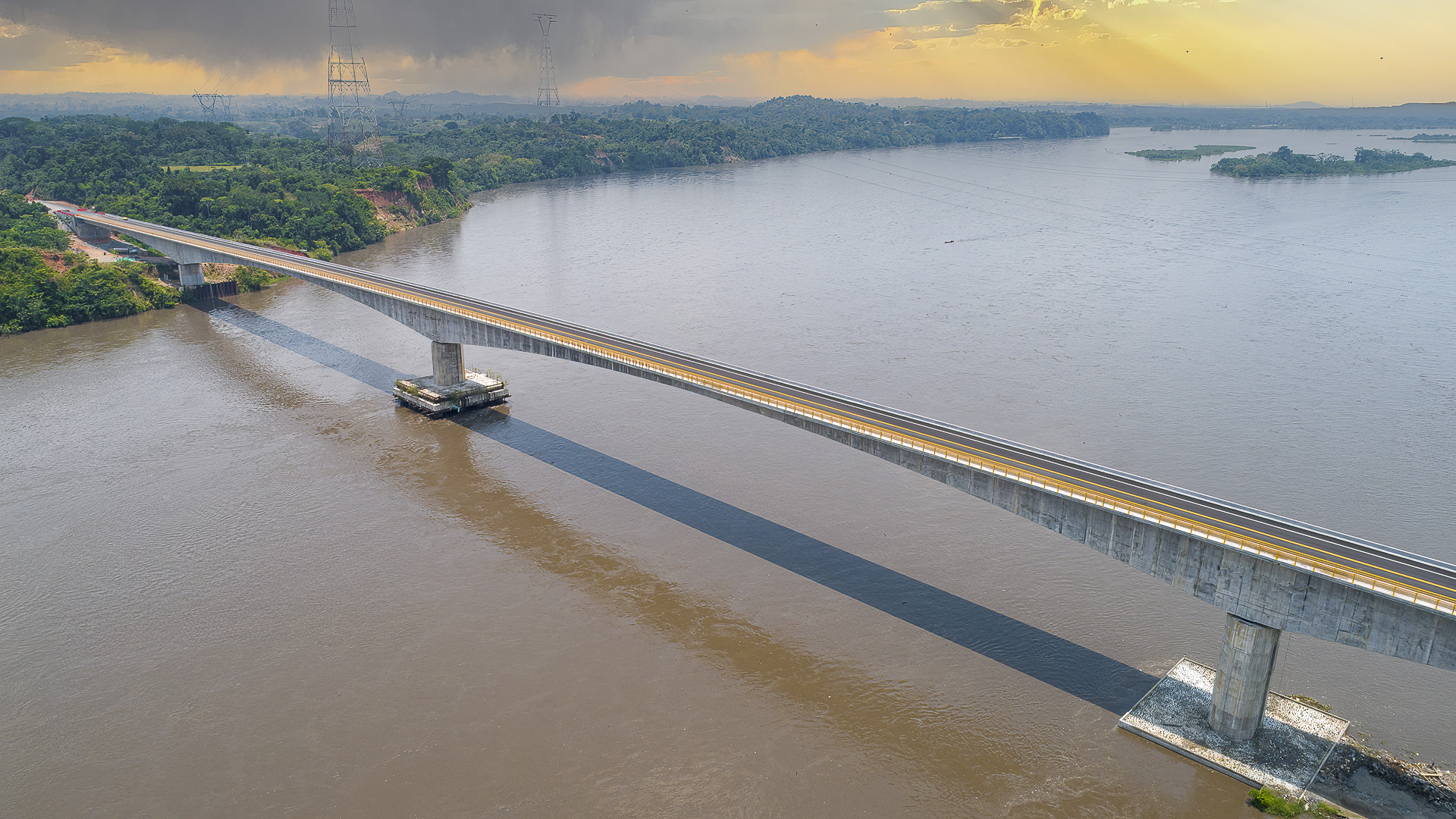 Puente sobre el Río Magdalena en Puerto Berrío. Colombia. 2020.