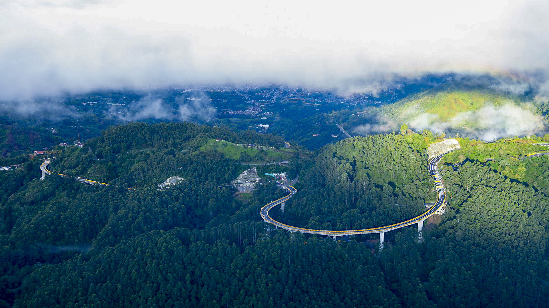 Viaducto Yarumo Blanco. Cordillera Central. Colombia. 2021.