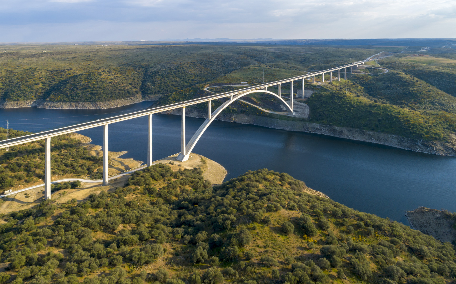Puente sobre el río Tajo en el embalse de Alcántara. Cáceres. España. 2019.
